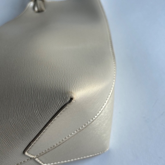 Neiman Marcus Beige Perle Leather Large Shoulder Bag - Picture 12 of 16